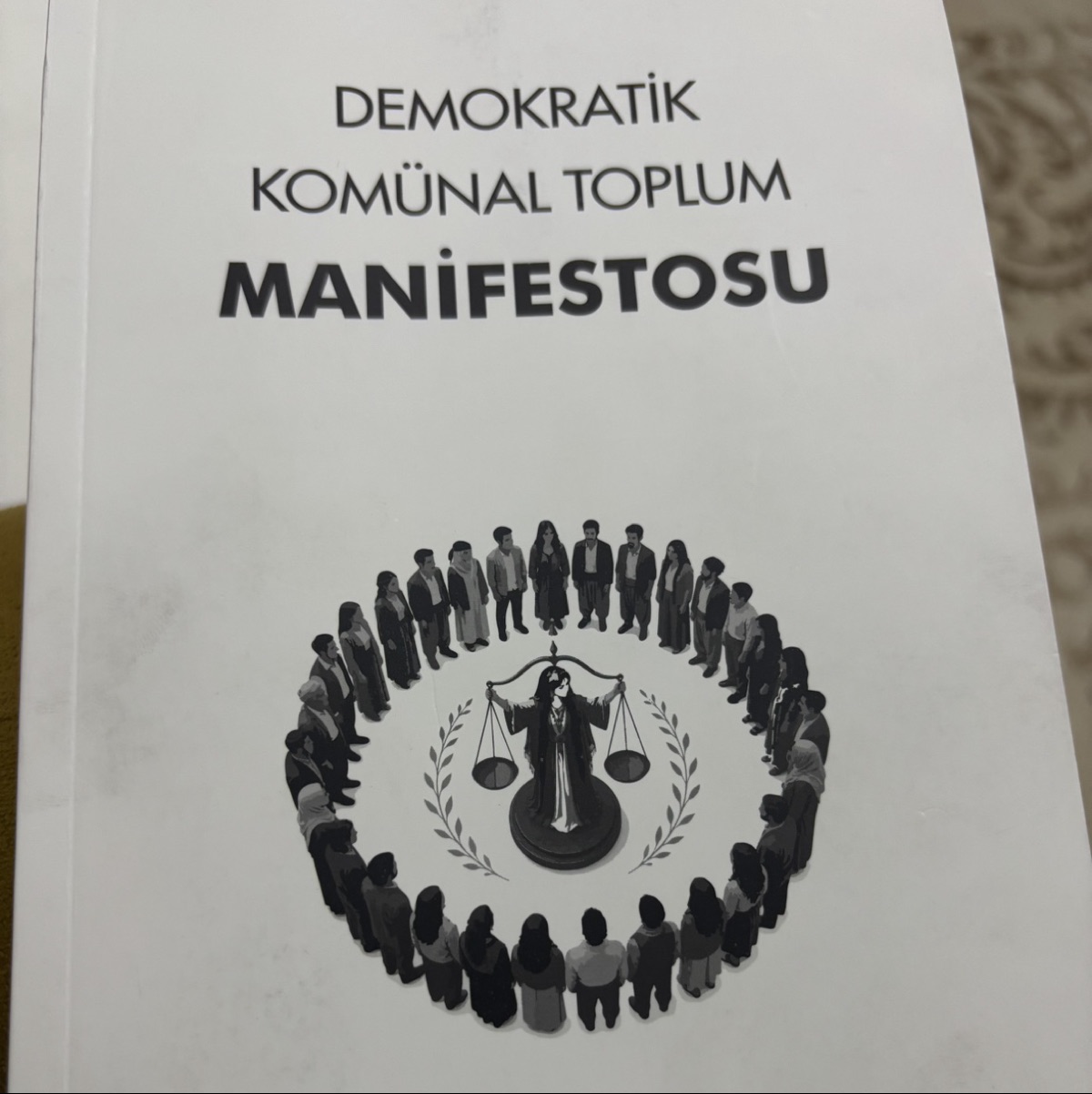 Demokratik komünal toplum manifestosu by Abdullah öcalan — book cover